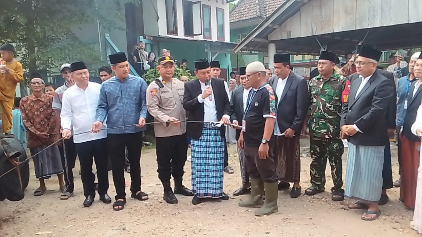 Sekda Ogan Ilir Serahkan Sapi Kurban Presiden Prabowo dan Bupati ke Masjid Al-Bahori Tanjung Raja