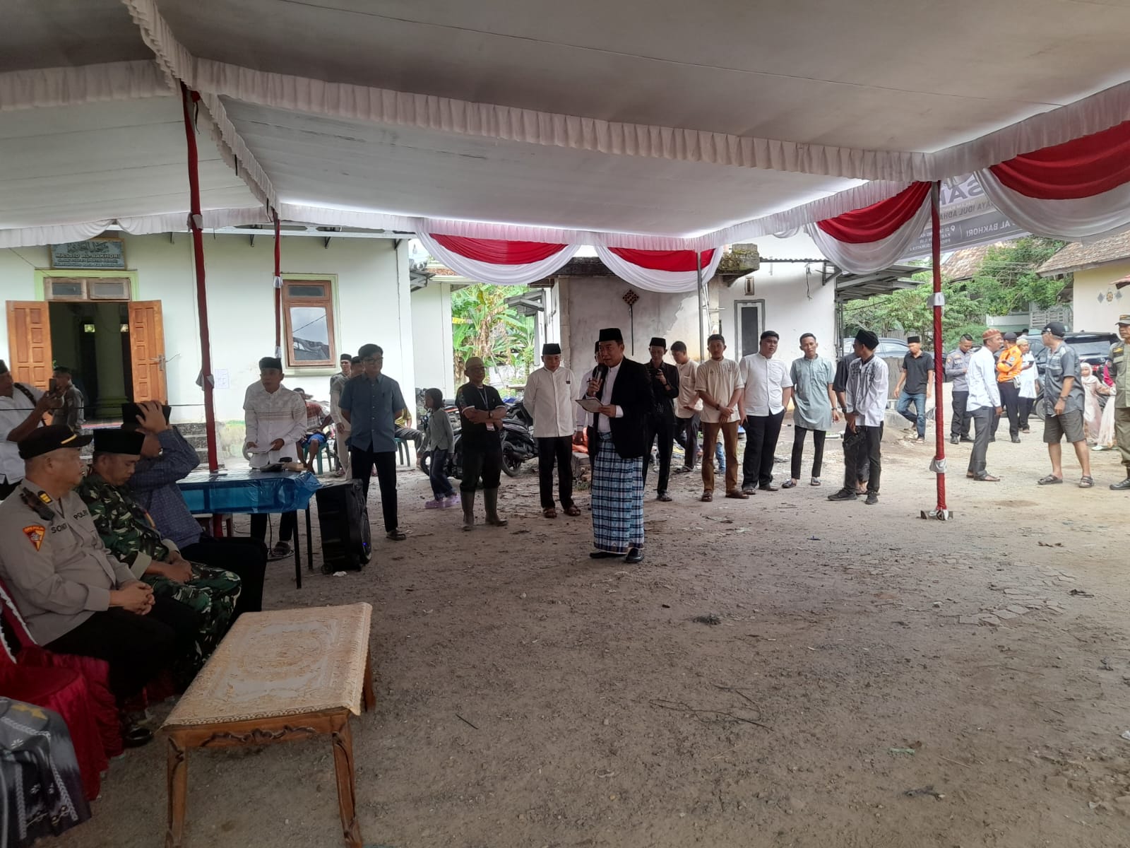Sekda Ogan Ilir Serahkan Sapi Kurban Presiden Prabowo dan Bupati ke Masjid Al-Bahori Tanjung Raja
