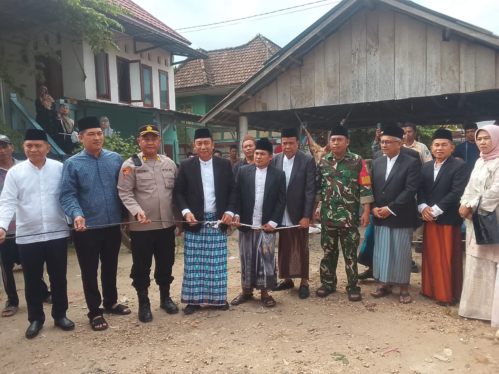 Sekda Ogan Ilir Serahkan Sapi Kurban Presiden Prabowo dan Bupati ke Masjid Al-Bahori Tanjung Raja
