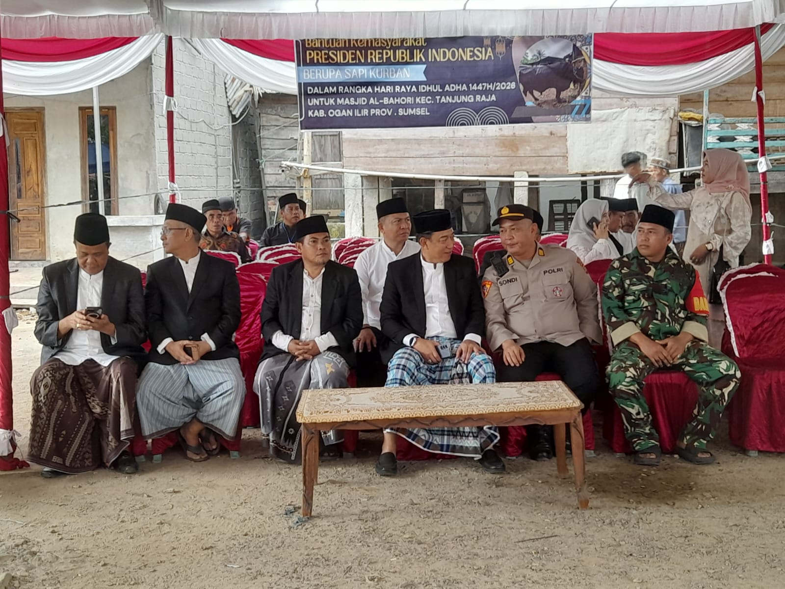 Sekda Ogan Ilir Serahkan Sapi Kurban Presiden Prabowo dan Bupati ke Masjid Al-Bahori Tanjung Raja