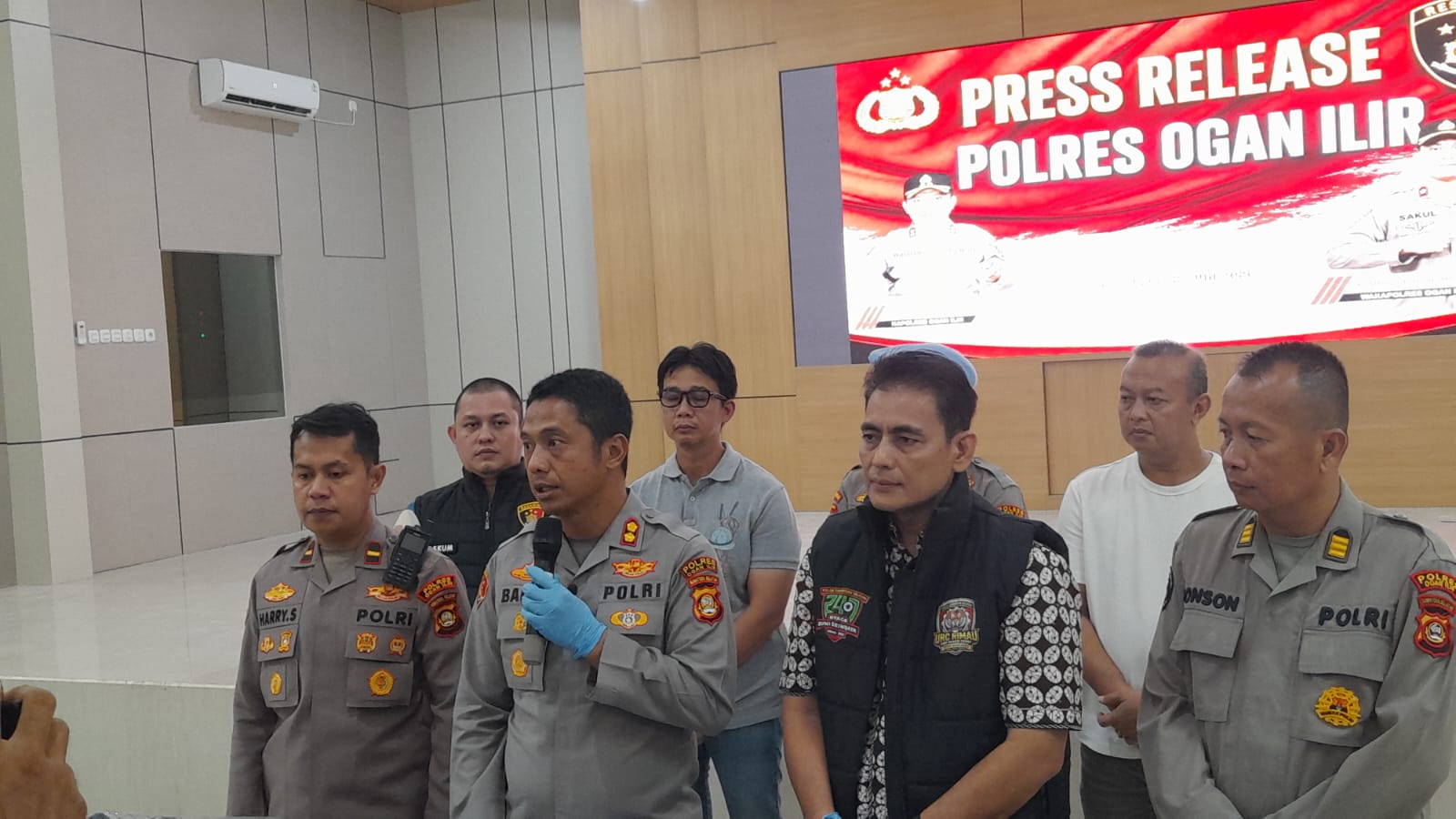 POLRES OGAN ILIR UNGKAP KASUS PEMBUNUHAN BERENCANA BERMODIFIKASI BUNUH DIRI POLRES OGAN ILIR UNGKAP KASUS PEMBUNUHAN BERENCANA BERMODIFIKASI BUNUH DIRI