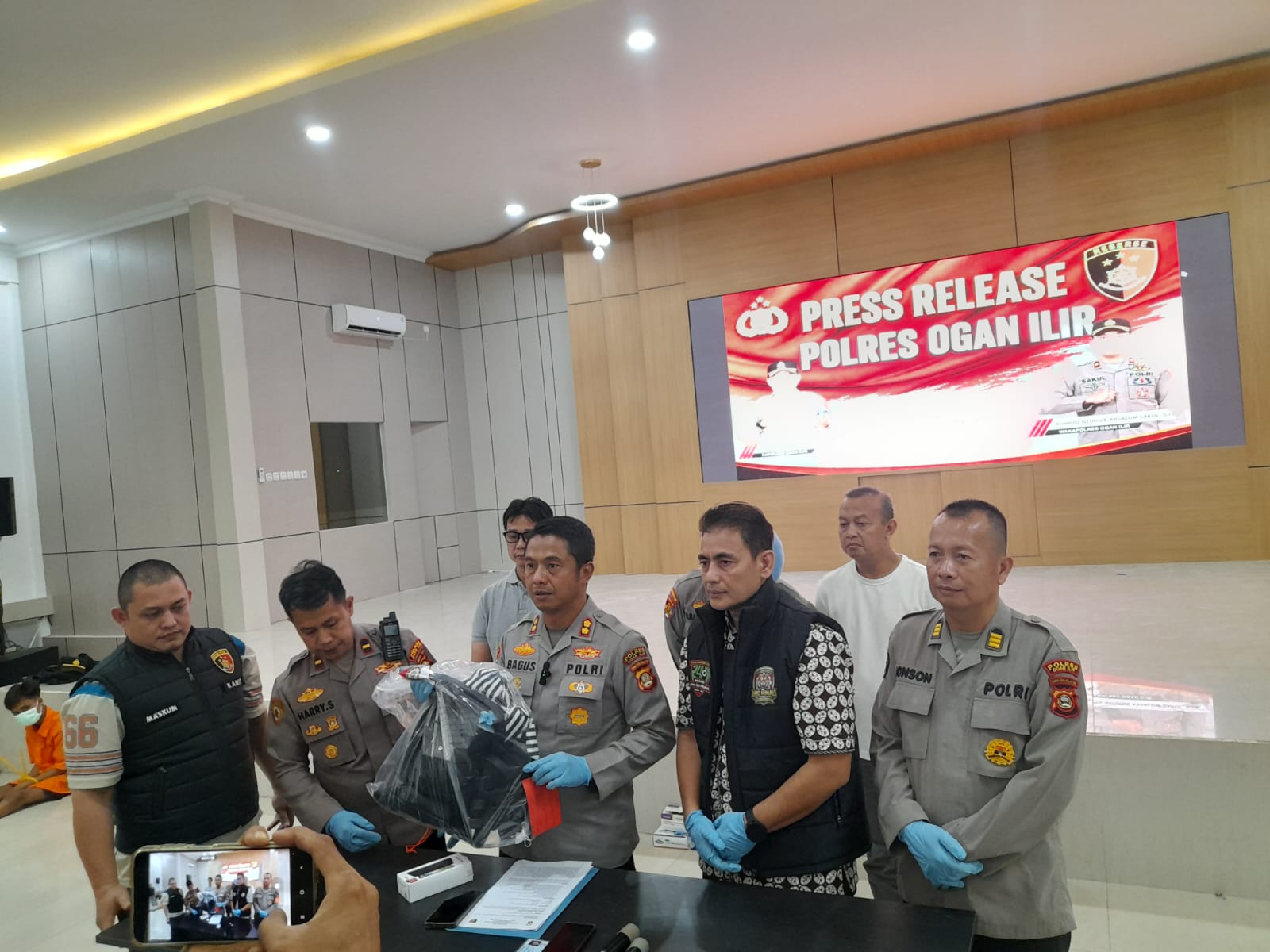 POLRES OGAN ILIR UNGKAP KASUS PEMBUNUHAN BERENCANA BERMODIFIKASI BUNUH DIRI POLRES OGAN ILIR UNGKAP KASUS PEMBUNUHAN BERENCANA BERMODIFIKASI BUNUH DIRI