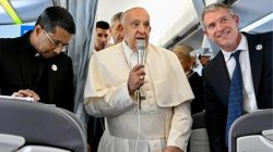 Paus Fransiskus Menyapa Para Wartawan dalam Perjalanan ke Marseille