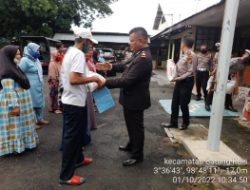 Polsek Batang Kuis Bagikan Bansos Kepada Masyarakat