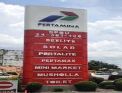 Mengularnya Antrian Solar di SPBU Celentang