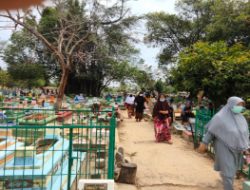 Peziarah dan Minyak Sayur di TPU Sei Selayur, Palembang