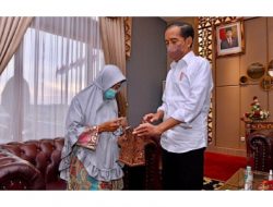 Presiden Joko Widodo Menyerahkan Bantuan untuk Mak Unah, Lansia yang Tinggal di Dekat Kandang Ayam