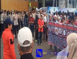 Bersama Ratusan Buruh, Front Perjuangan Buruh Sumsel Geruduk Kantor Gubernur