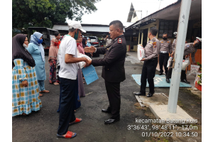 Polsek Batang Kuis Bagikan Bansos Kepada Masyarakat