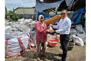 Sat Reskrim Polresta Deli Serdang Bagikan Bansos Kepada Masyarakat