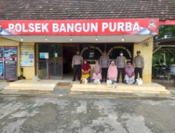 Polsek Bangun Purba Bagikan Bansos Kepada Masyarakat