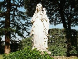 Bertemu Bunda Maria di Taman Vatikan
