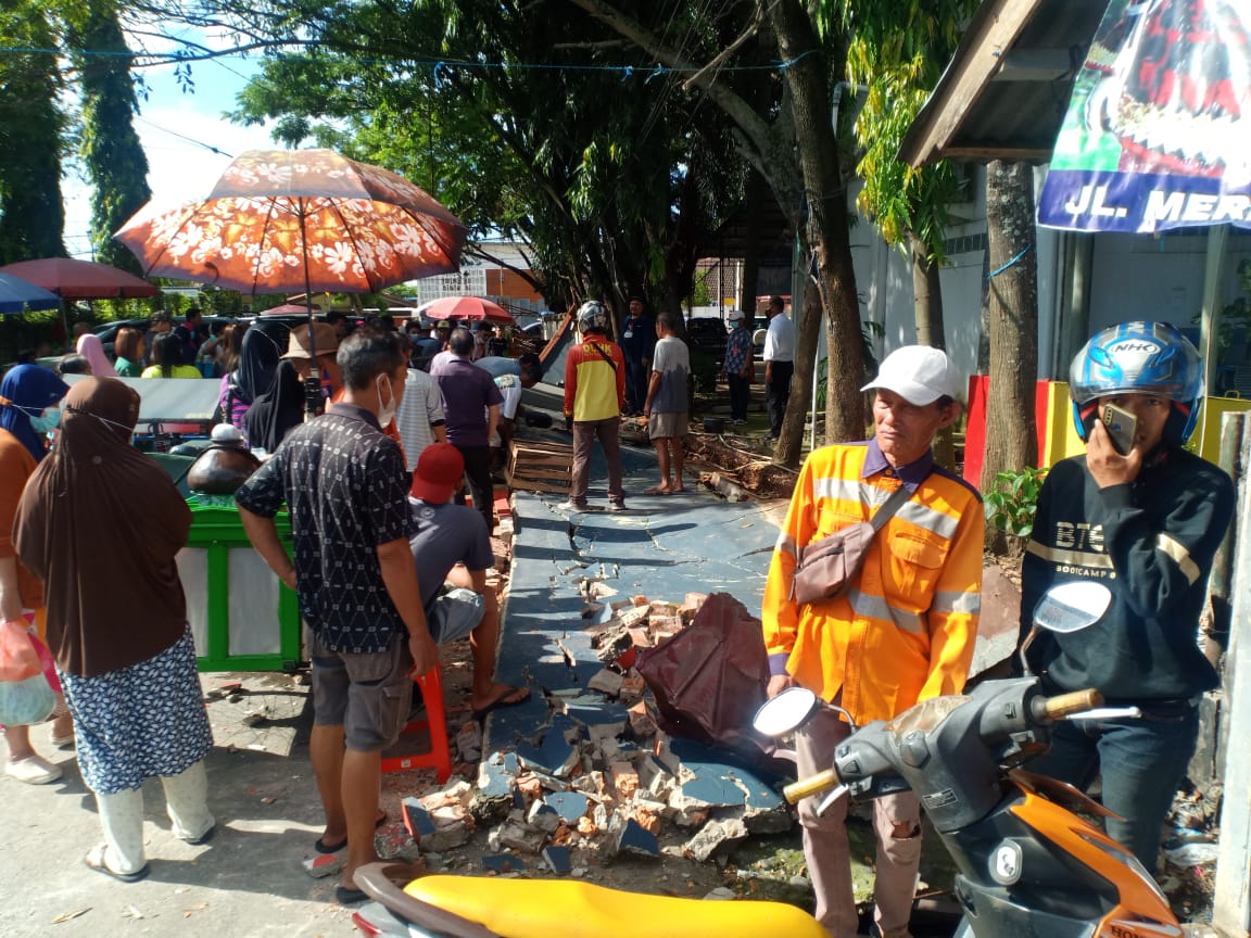 Dinding Pembatas Puskesmas Merdeka Palembang Ambruk, Dua Pedagang Pasar Terluka