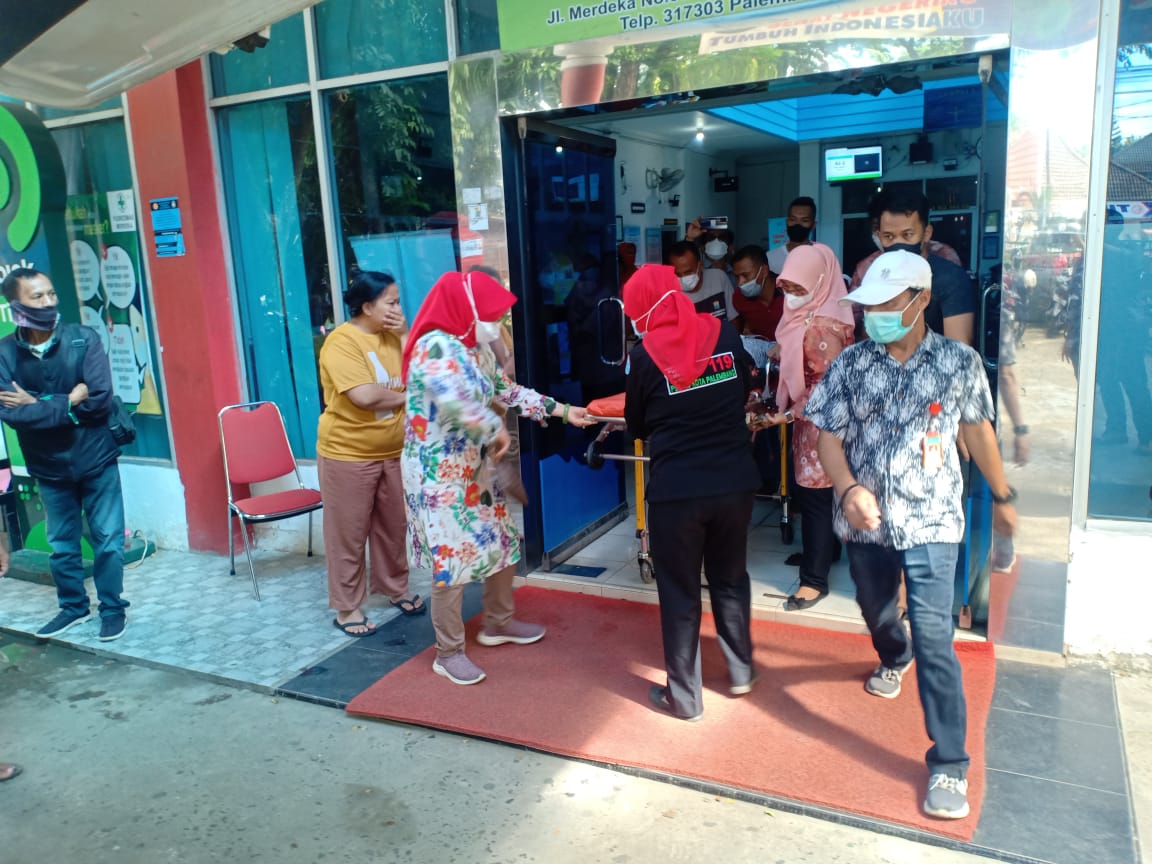 Dinding Pembatas Puskesmas Merdeka Palembang Ambruk, Dua Pedagang Pasar Terluka