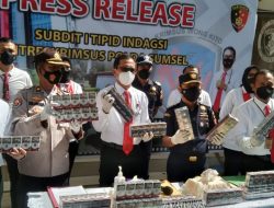 Puluhan Ribu Bungkus Rokok Ilegal Diamankan dari Bus Wisata di Jalan Soekarno-Hatta Palembang
