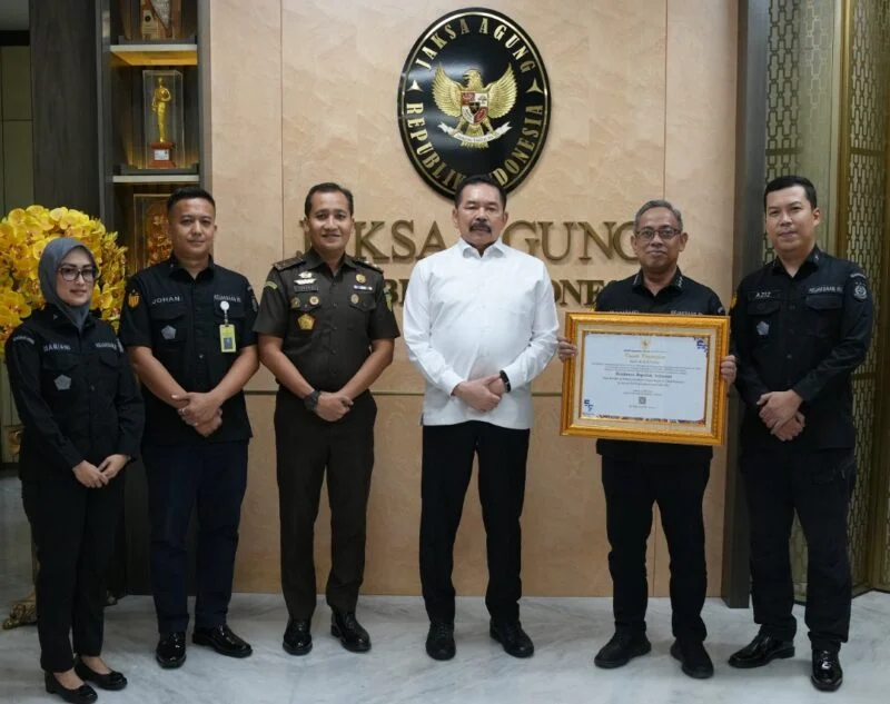 Jaksa Agung ST Burhanuddin Antar Kejaksaan RI Raih Predikat “AA”, Bukti Reformasi Hukum Makin Kokoh Jaksa Agung ST Burhanuddin Antar Kejaksaan RI Raih Predikat “AA”, Bukti Reformasi Hukum Makin Kokoh