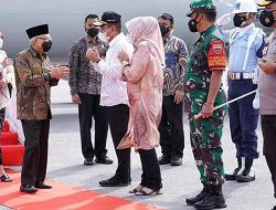 Tiba di Bandara Silangit, Ma’ruf Amin Disambut dengan Cara Adat dan Dikenakan Ulos