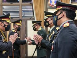 Letjen A.M Putranto Terima Tanda Kehormatan dari Kapolri
