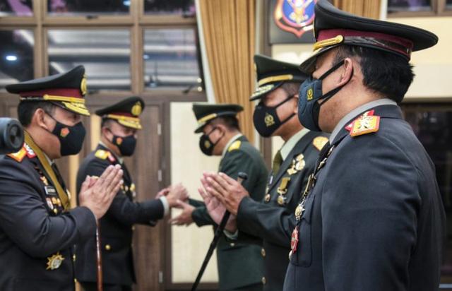 Letjen A.M Putranto Terima Tanda Kehormatan dari Kapolri