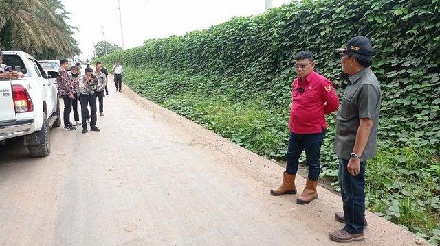 Bupati Muratara Devi Cek Proyek Sudah Dibangun, Catat Jalan yang Masih Rusak