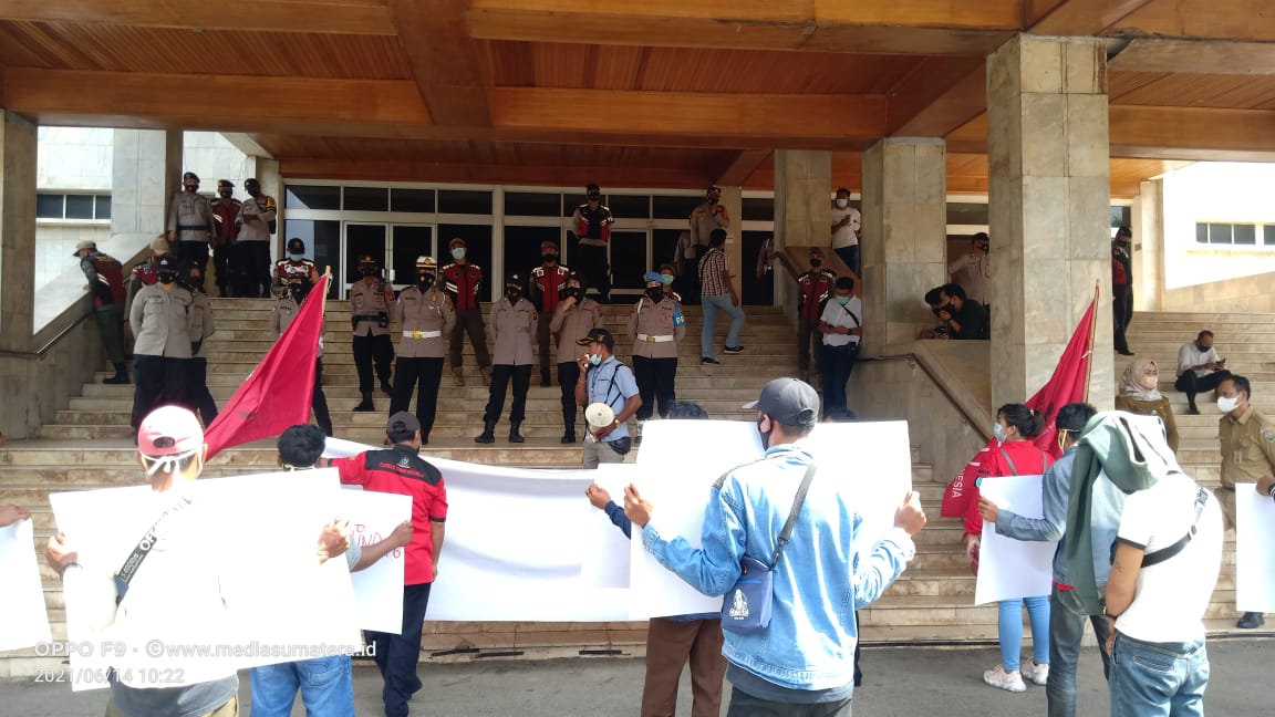 Puluhan Karyawan PT. Gading Cempaka Graha OKI Geruduk DPRD Provinsi Sumsel Di Pimpin Langsung Oleh DPW FBI Sumsel