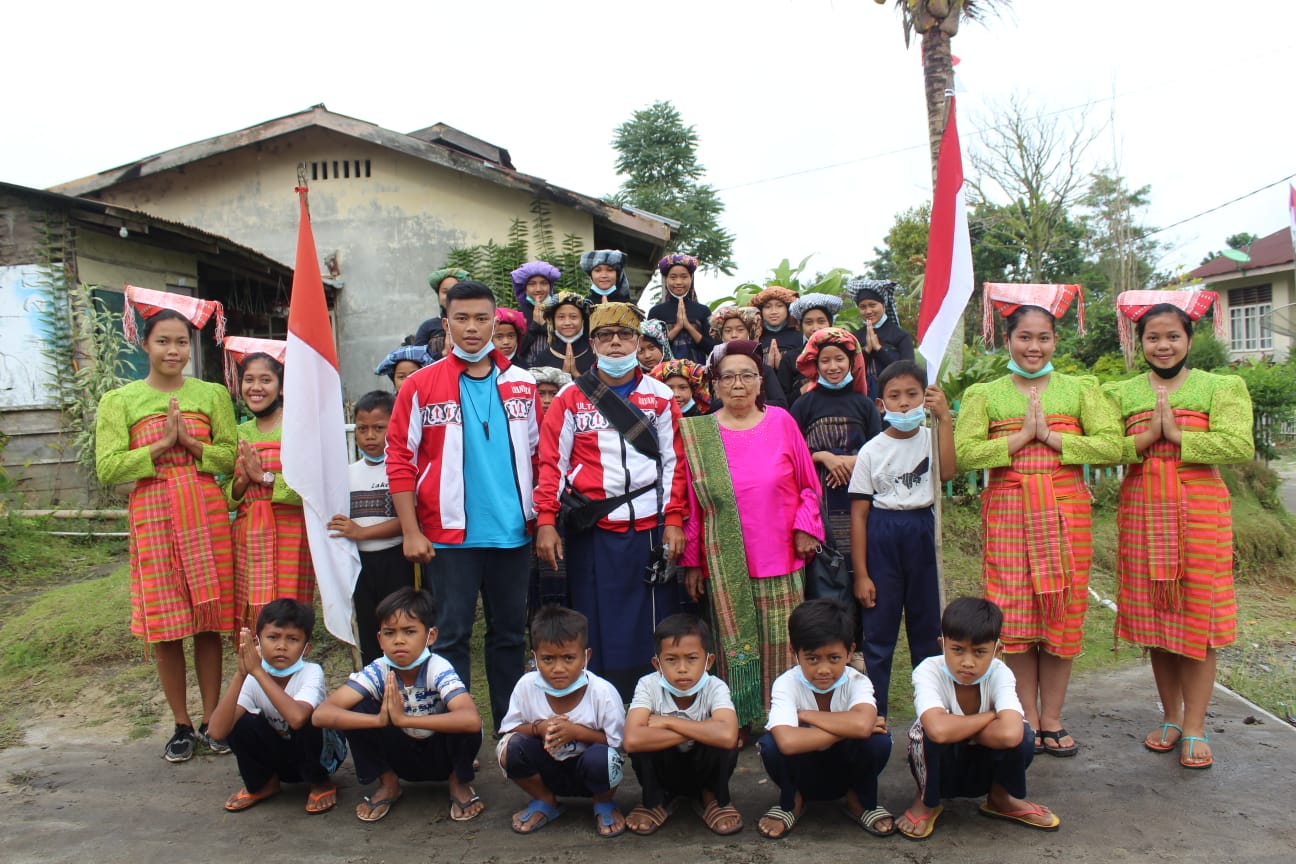 Tim Sanggar Budaya Rayantara bersama anak anak Desa Wisata Sait Buttu