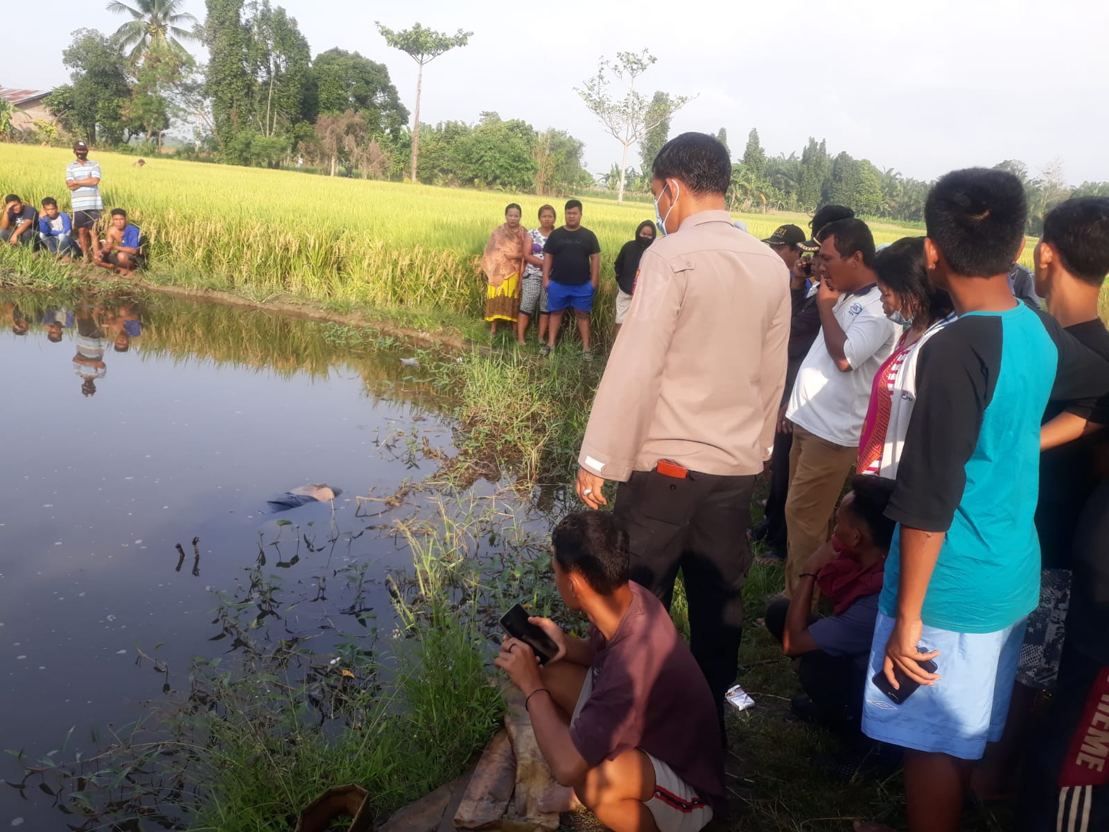 Mayat Wanita Ditemukan warga Dibekas Galian Persawahan