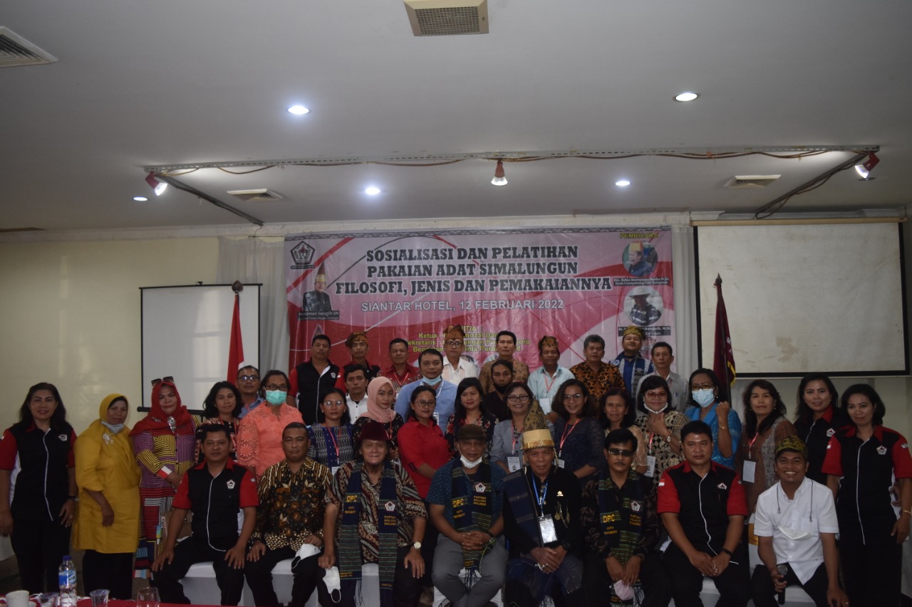 DEWAN PIMPINAN CABANG PARTUHA MAUJANA SIMALUNGUN KOTA PEMATANGSIANTAR GELAR SOSIALISASI DAN PELATIHAN PAKAIAN ADAT.