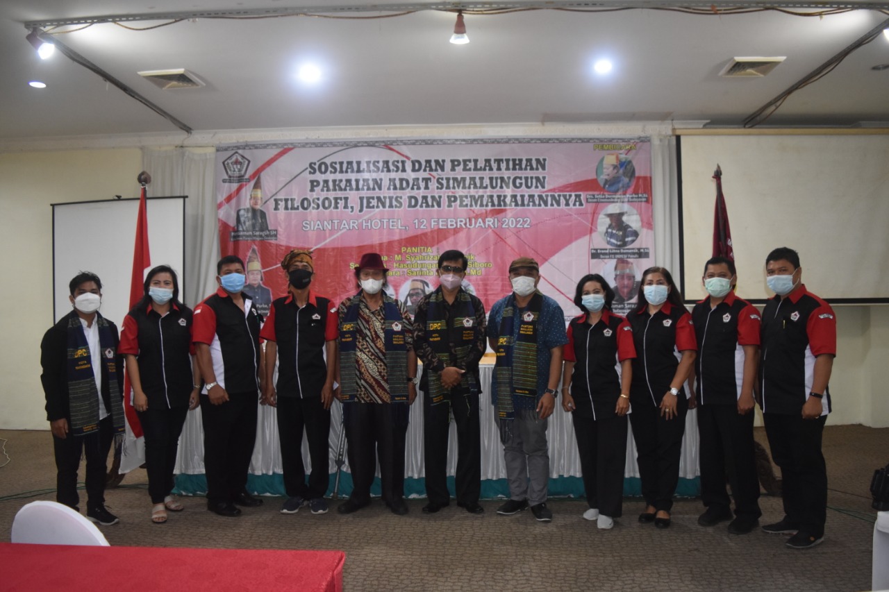 DEWAN PIMPINAN CABANG PARTUHA MAUJANA SIMALUNGUN KOTA PEMATANGSIANTAR GELAR SOSIALISASI DAN PELATIHAN PAKAIAN ADAT.