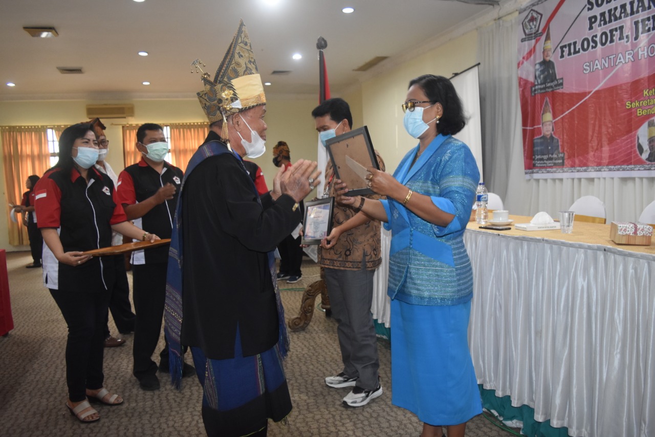 DEWAN PIMPINAN CABANG PARTUHA MAUJANA SIMALUNGUN KOTA PEMATANGSIANTAR GELAR SOSIALISASI DAN PELATIHAN PAKAIAN ADAT.