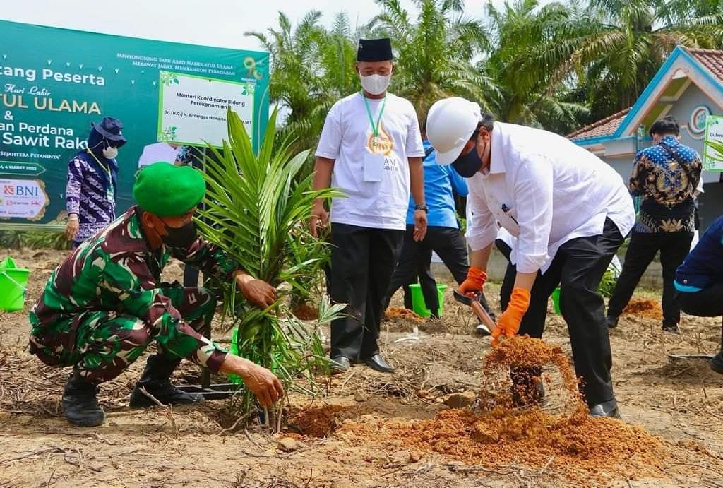 Airlangga Hartanto Selaku Menko Perekonomian Melaksanakan Peremajaan Sawit Rakyat Dalam Rangka Harlah NU di Kec Rambang Muara Enim