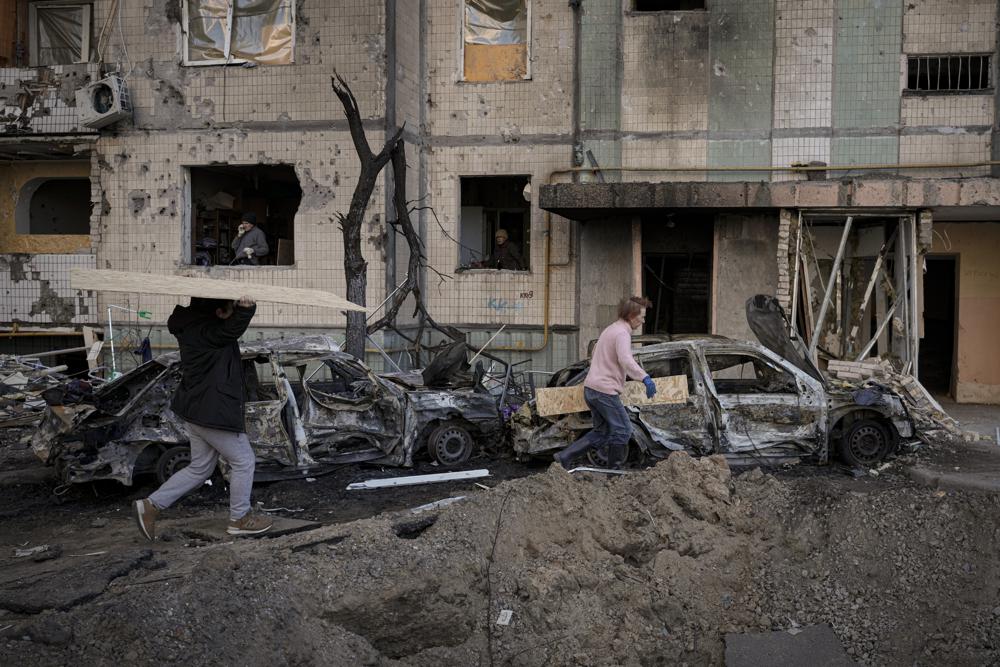 Warga Sipil yang Melarikan Diri dari Mariupol Menggambarkan Pertempuran Jalanan Warga Sipil yang Melarikan Diri dari Mariupol Menggambarkan Pertempuran Jalanan