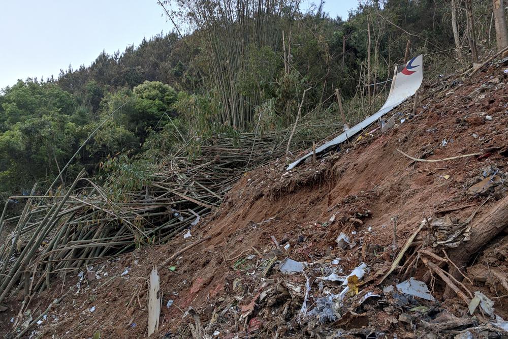 Pesawat China Jatuh Dengan 132 Penumpang Di Selatan Negara Itu