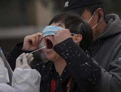 Shanghai Izinkan orangtua untuk Tinggal Bersama Anak-anak yang Terinfeksi COVID