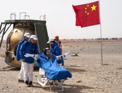 Astronot China Mendarat setelah 6 Bulan di Stasiun Luar Angkasa