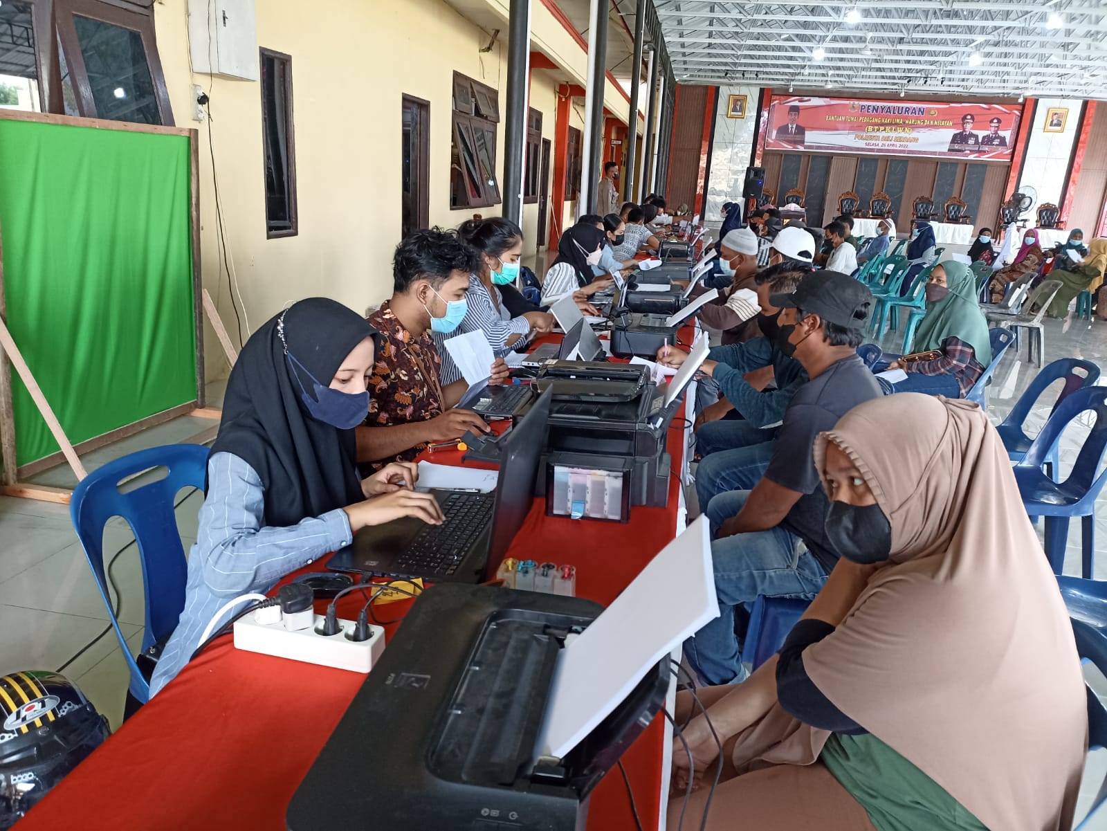 Polresta Deli Serdang Laksanakan Pendistribusian Penyaluran Bantuan Tunai Kepada PKL Dan Warung Serta Nelayan (BTPKLWN)