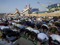 Umat Muslim Merayakan Hari Raya Idul Fitri dengan Suka Cita namun Kuatir