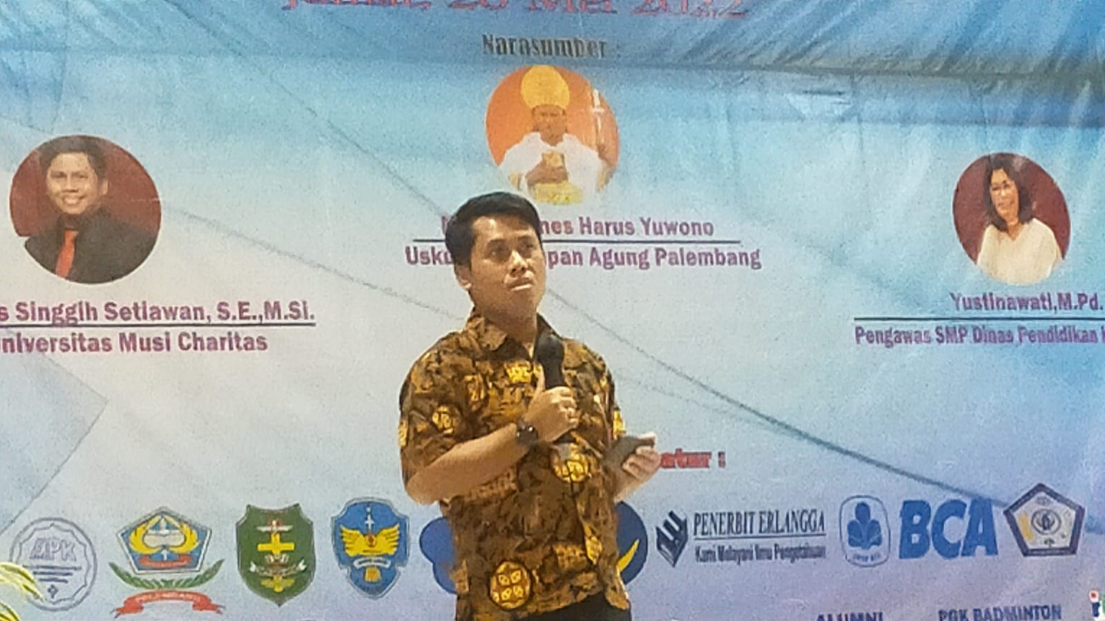 Uskup Agung Palembang Sebagai Narasumber Seminar Layanan Pendidikan Karakter