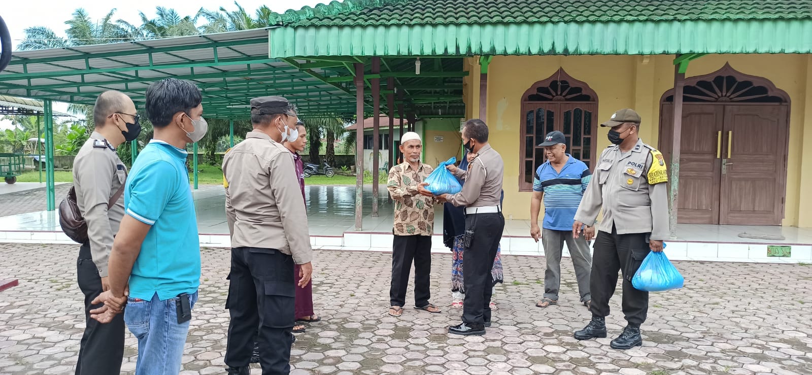 Tahun Baru 1444 H, Polsek Batang Kuis Bersihkan Masjid Dan Bagikan Sembako