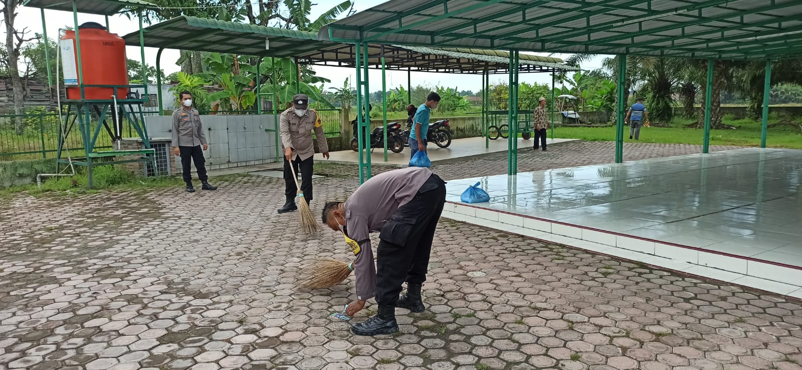 Tahun Baru 1444 H, Polsek Batang Kuis Bersihkan Masjid Dan Bagikan Sembako