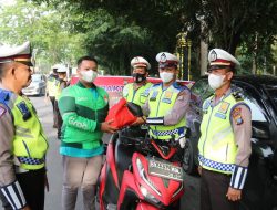 Sat Lantas Polresta Deli Serdang Bagikan Bansos Kepada Masyarakat