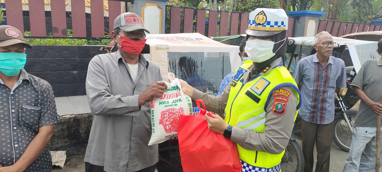 Sat Lantas Polresta Deli Serdang Bagikan Bansos Kepada Masyarakat