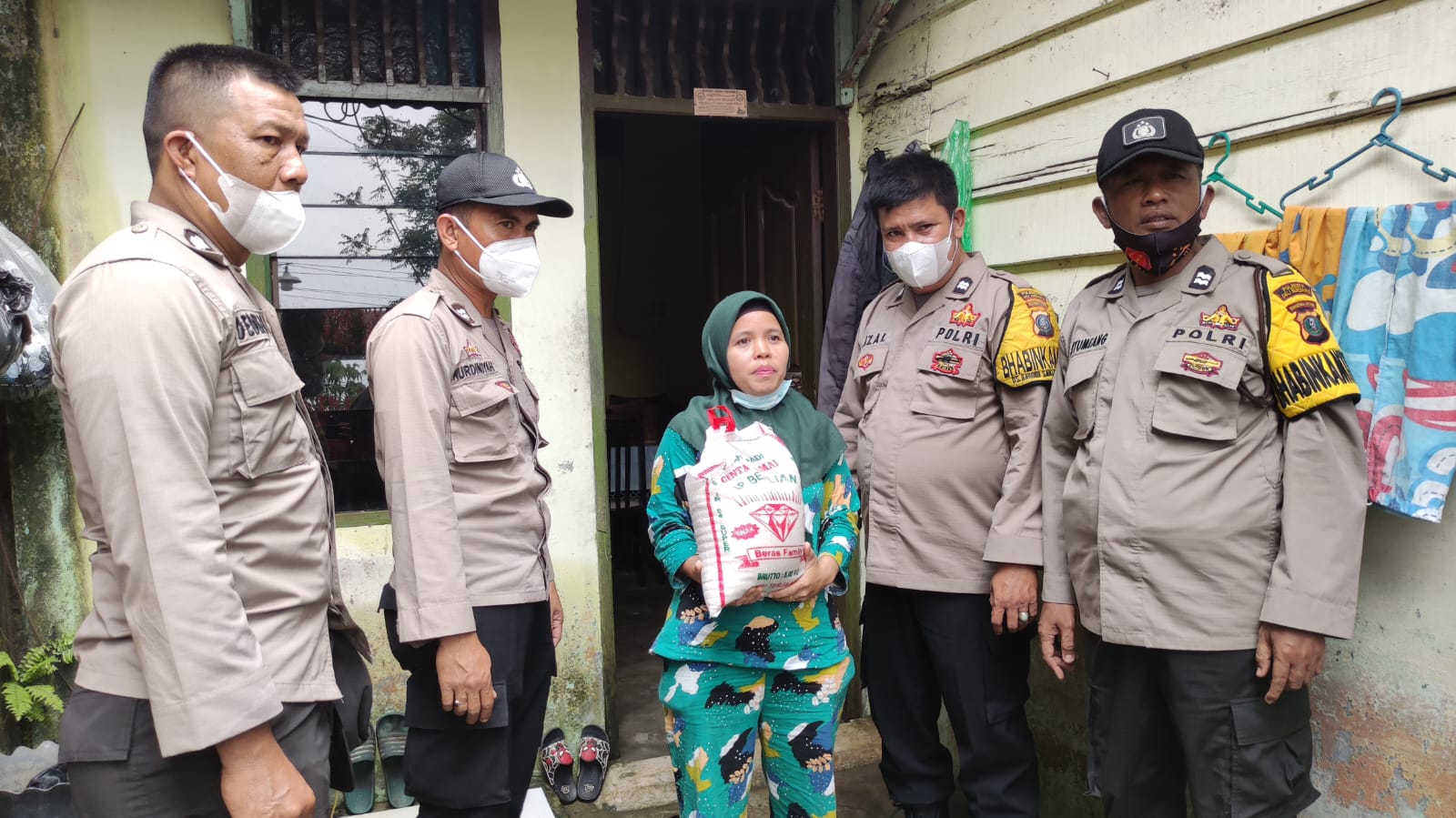 Polsek Tanjung Morawa Berikan Bansos, Ringankan Ekonomi Masyarakat Terdampak Kenaikan BBM