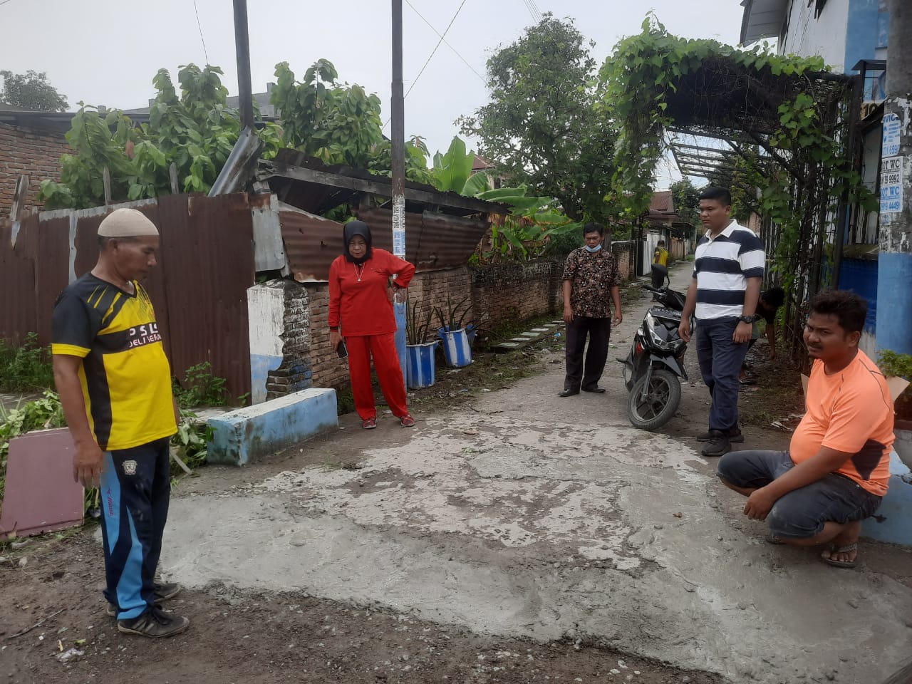 Warga Bersama Lurah Lubuk Pakam lll Gotong Royong Perbaiki Jalan