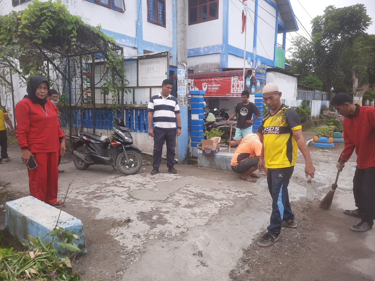 Warga Bersama Lurah Lubuk Pakam lll Gotong Royong Perbaiki Jalan