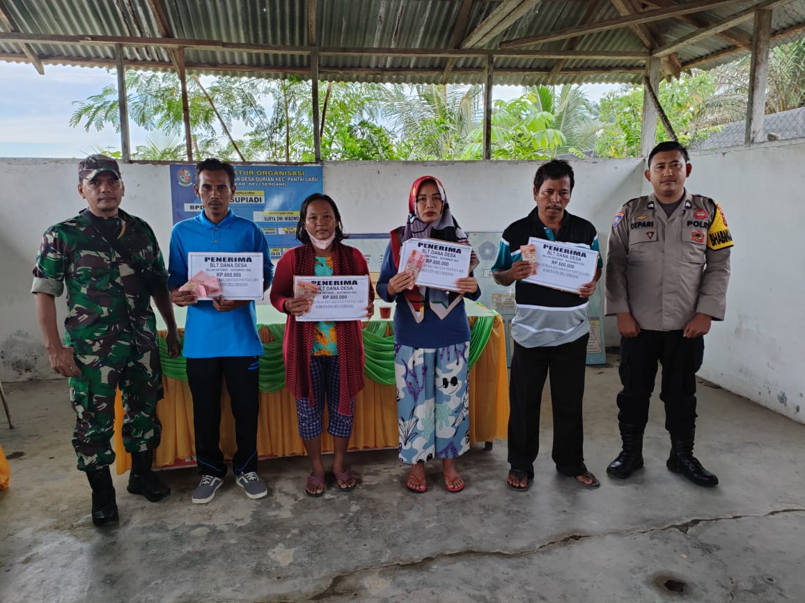 Briptu Rient RC Depari Bhabinkamtibmas Polsek Pantai Labu Kawal Penyaluran BLT