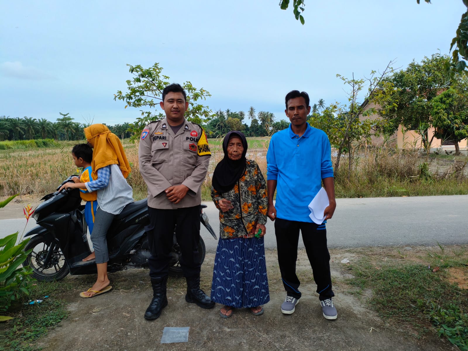 Briptu Rient RC Depari Bhabinkamtibmas Polsek Pantai Labu Kawal Penyaluran BLT