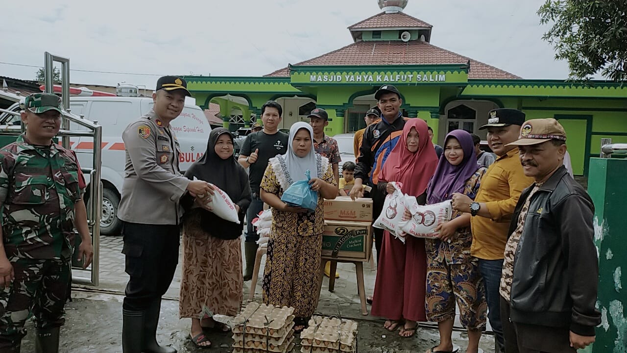Kapolsek Percut Sei Tuan Bersama Muspika serahkan Bantuan Korban Banjir