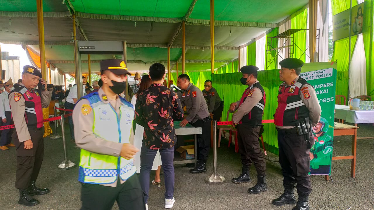 HERMAN DERU UCAPKAN SELAMAT NATAL DI GEREJA SANTO YOSEPH PALEMBANG