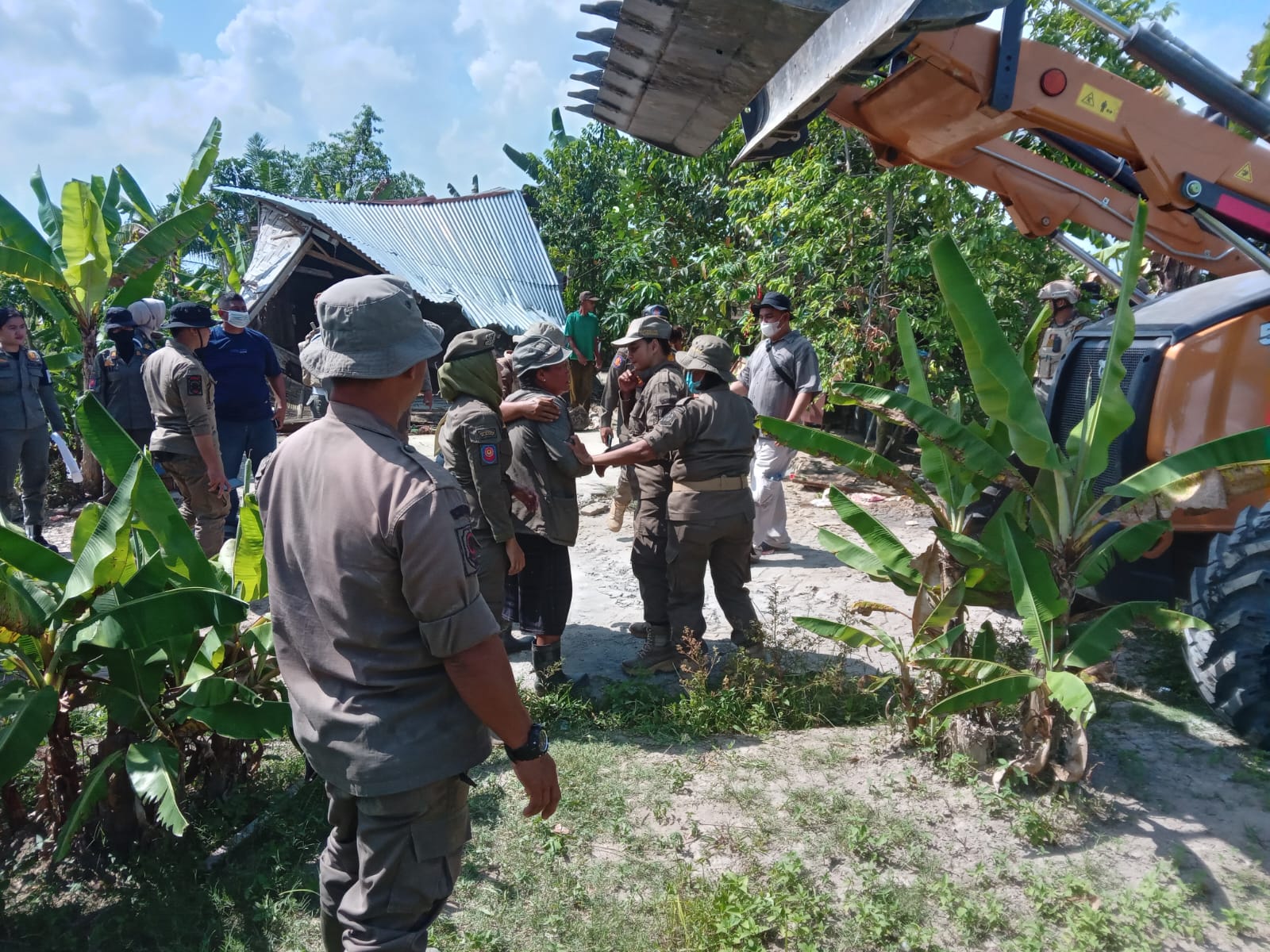 34 Bangunan Dilokasi Sport Center Di Buldozer